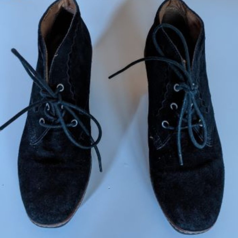 Naturalizer size 9.5  Black lace up boots